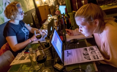 <p>Geconcentreerd bestuderen deze deelnemers aan De Bokselse Kwis van 2019 op de laptop vragen. (Foto: Peter de Koning).</p>