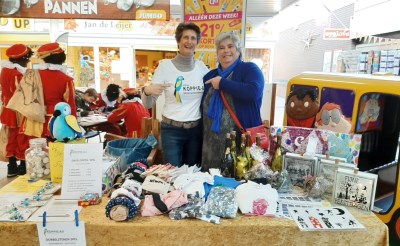 Marjet Strik uit Oss (links) en Margriet van Weert uit Boxtel houden vandaag een inzameling voor stichting Koppie-Au in winkelcentrum Oosterhof. (Foto: eigen collectie).
