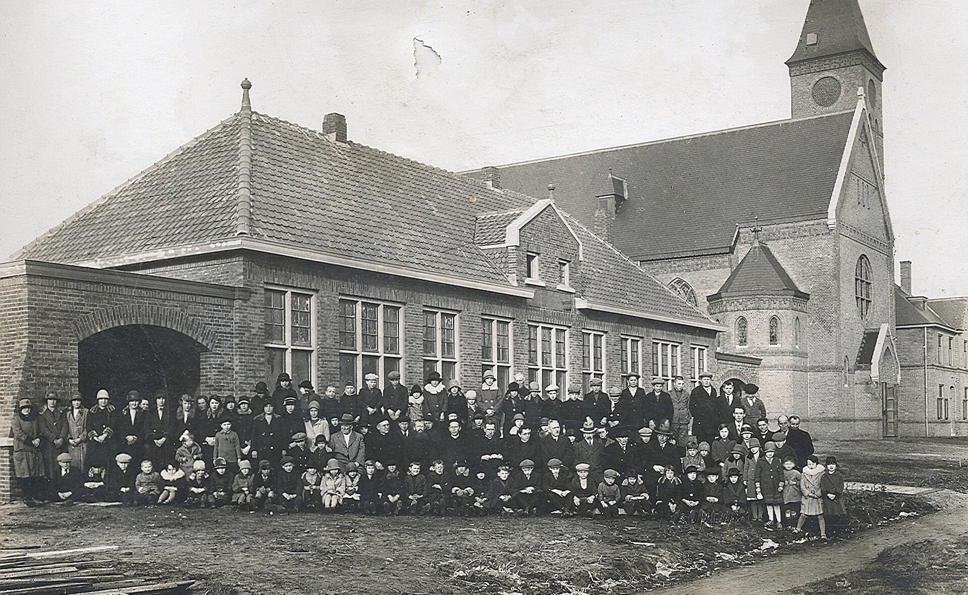 De Sint-Theresiaschool in Lennisheuvel had in de tijd dat deze foto werd gemaakt, 90 jaar geleden, nog wel loden leidingen. Inmiddels zijn die in het huidige pand allemaal aangepast. (Foto: archief Brabants Centrum).