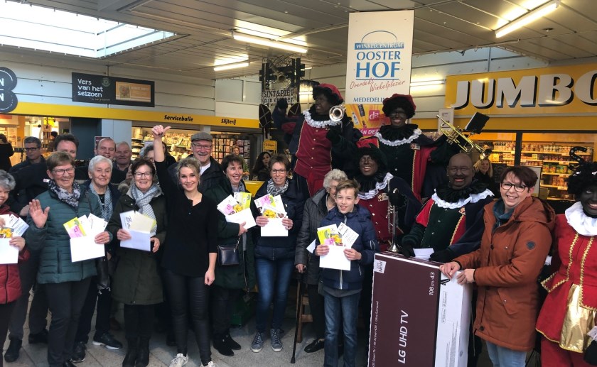De winnaars samen op de foto.
