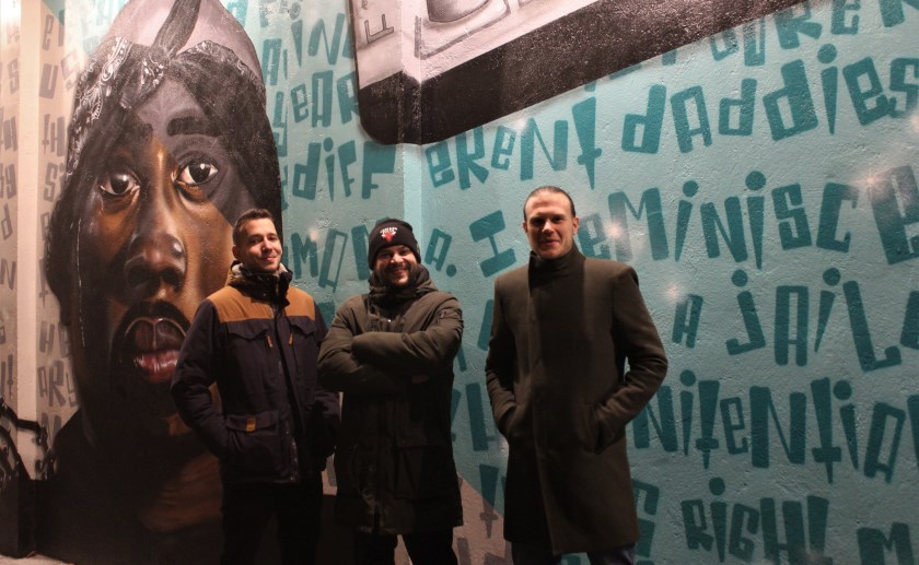 Jan, Mitch en Paul waren de afgelopen maanden doende met het verfraaien van de doorgang bij het Muziekhuis. Foto Wendy van Lijssel