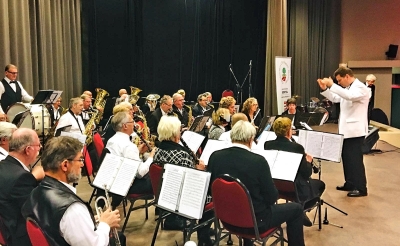 <p>Seniorenorkest Buchestelle (links), de Stripe Big Band (midden) en De Volle Bloas geven samen invulling aan de concertmiddag Music on the Rocks. (Foto's v.l.n.r.: eigen collectie, Peter de Koning en Hans van Doorn).</p>