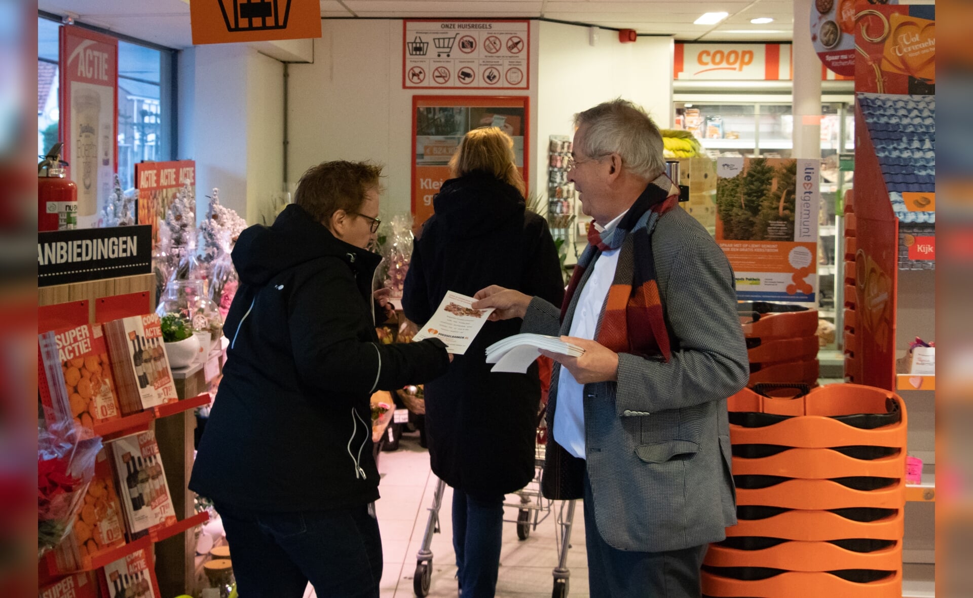 Voorzitter Arjen Witteveen van de Voedselbank Boxtel e.o. flyerde vorig jaar actief bij de Coop in Liempde. Ook dit jaar draagt hij weer zijn steentje bij, samen met nog veel meer vrijwilligers. (Foto: Lars van den Akker, 2018).