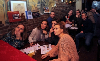 <p>Vorig jaar was bar Becoloth nog tot de nok toe gevuld met enthousiaste quizzers. Nu moet de Top 2000-quiz van The Brain online plaatsvinden. </p>