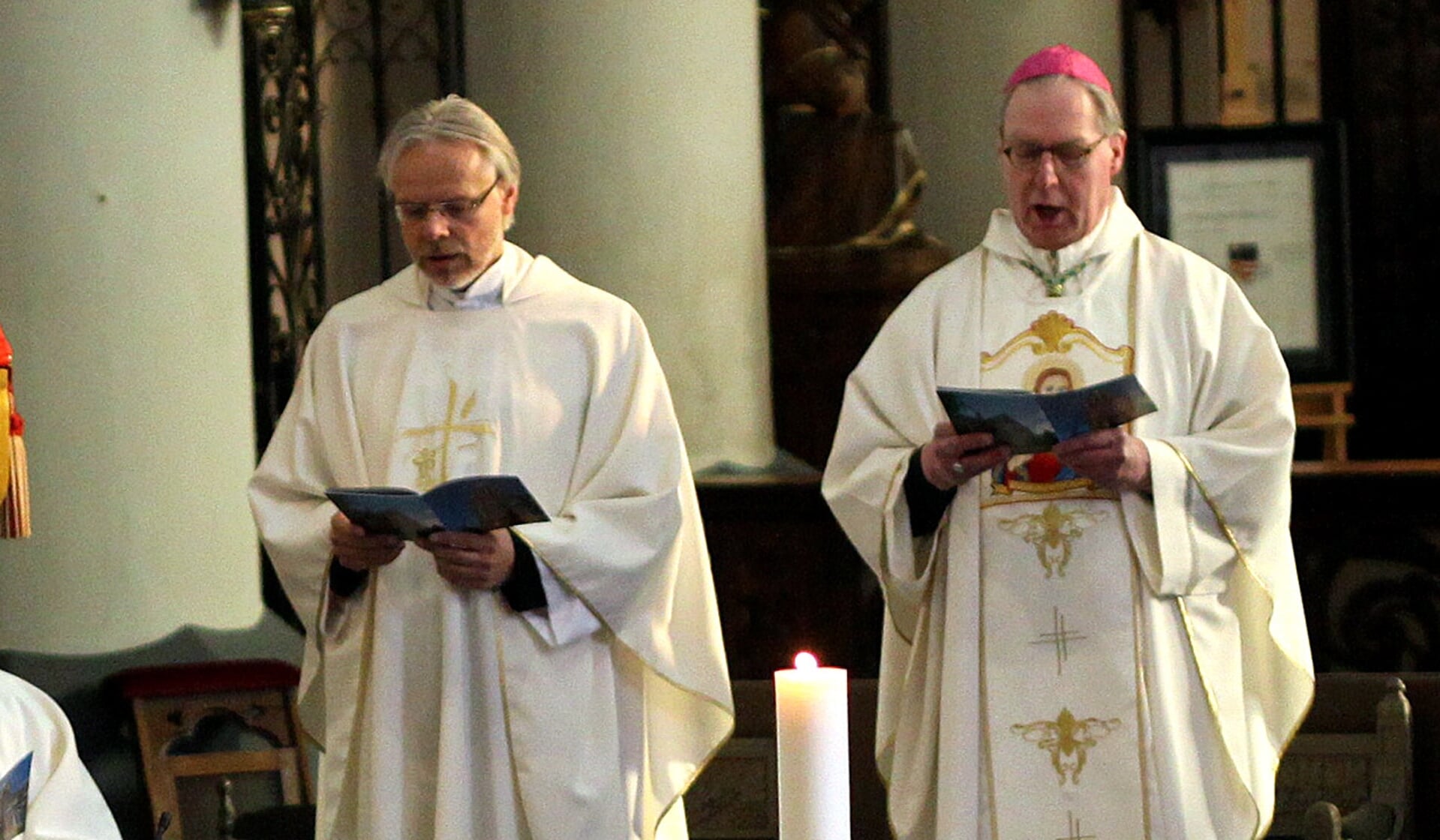 Bisschop Gerard de Korte met links van hem de Boxtelse pastoor Geertjan van Rossem tijdens een eerdere mis in de Sint-Petrusbasiliek.