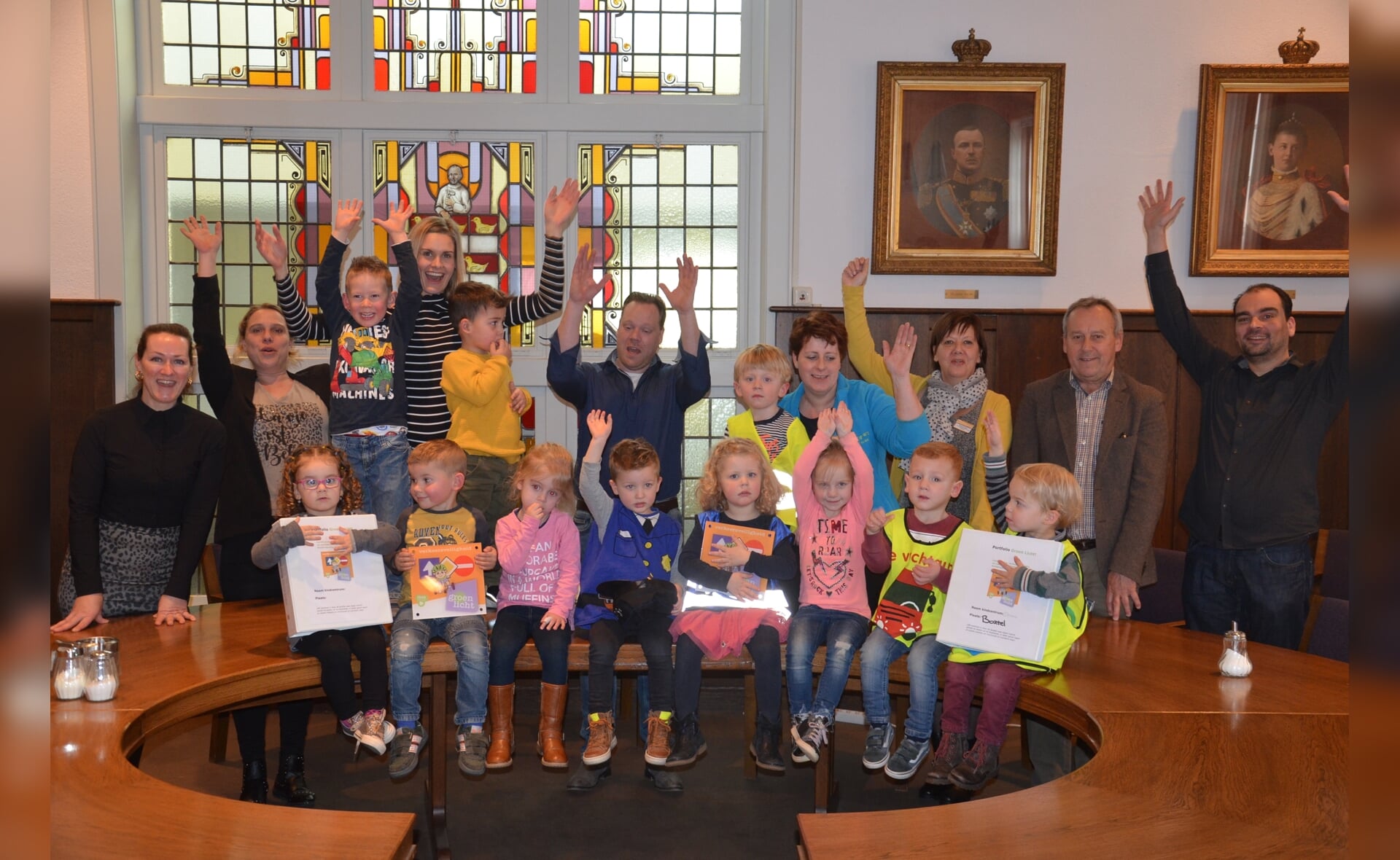 Vertegenwoordigers en peuters van de kinderdagverblijven Domino en Klein ontvingen het verkeersveiligheidkeurmerk 'Groen Licht!'. (Foto: gemeente Boxtel). 