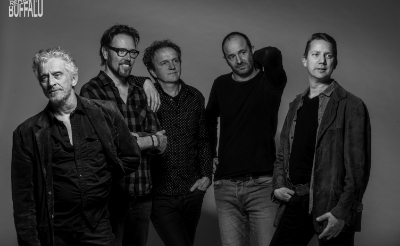 De Boxtelse band REMember Buffalo verzorgt donderdag 23 juli vanaf 20.15 uur een livestream optreden vanuit Podium Boxtel. Het optreden is gratis te zien op het YouTube-kanaal van het theater. (Foto: Samuel Hovener/Lana van Beijsterveldt).
