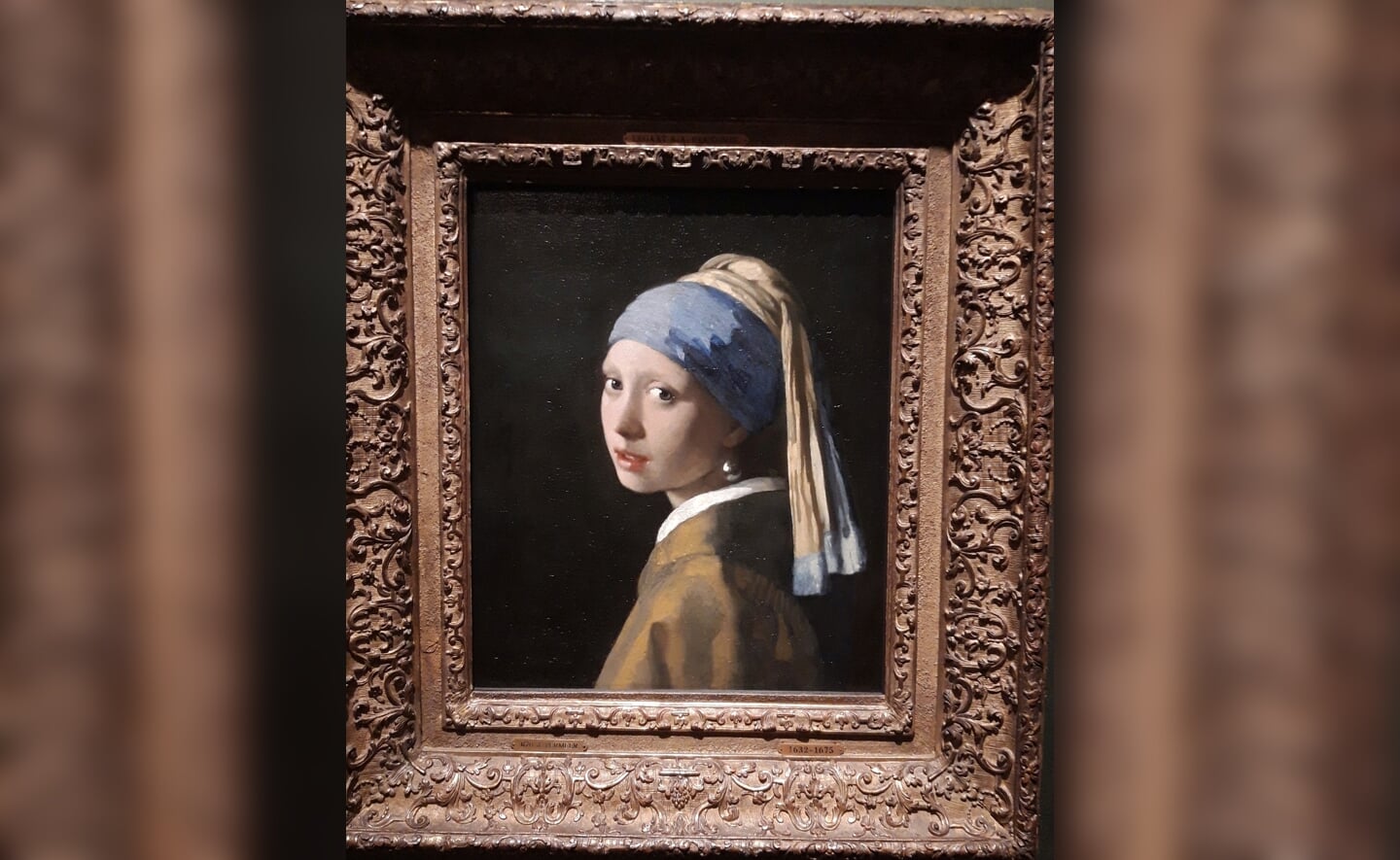 Het 17-eeuwse portret van het Meisje met de Parel van de Delftse meesterschilder Johannes Vermeer is te bewonderen in het Haagse Mauritshuis.