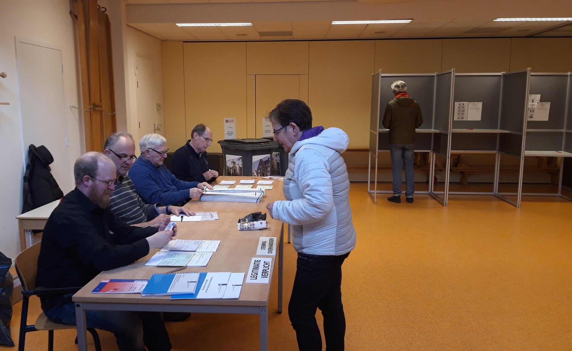 Het stembureau in basisschool De Beemden aan het Apollopad in Boxtel kort na de opening. (Foto: Henk van Weert). 