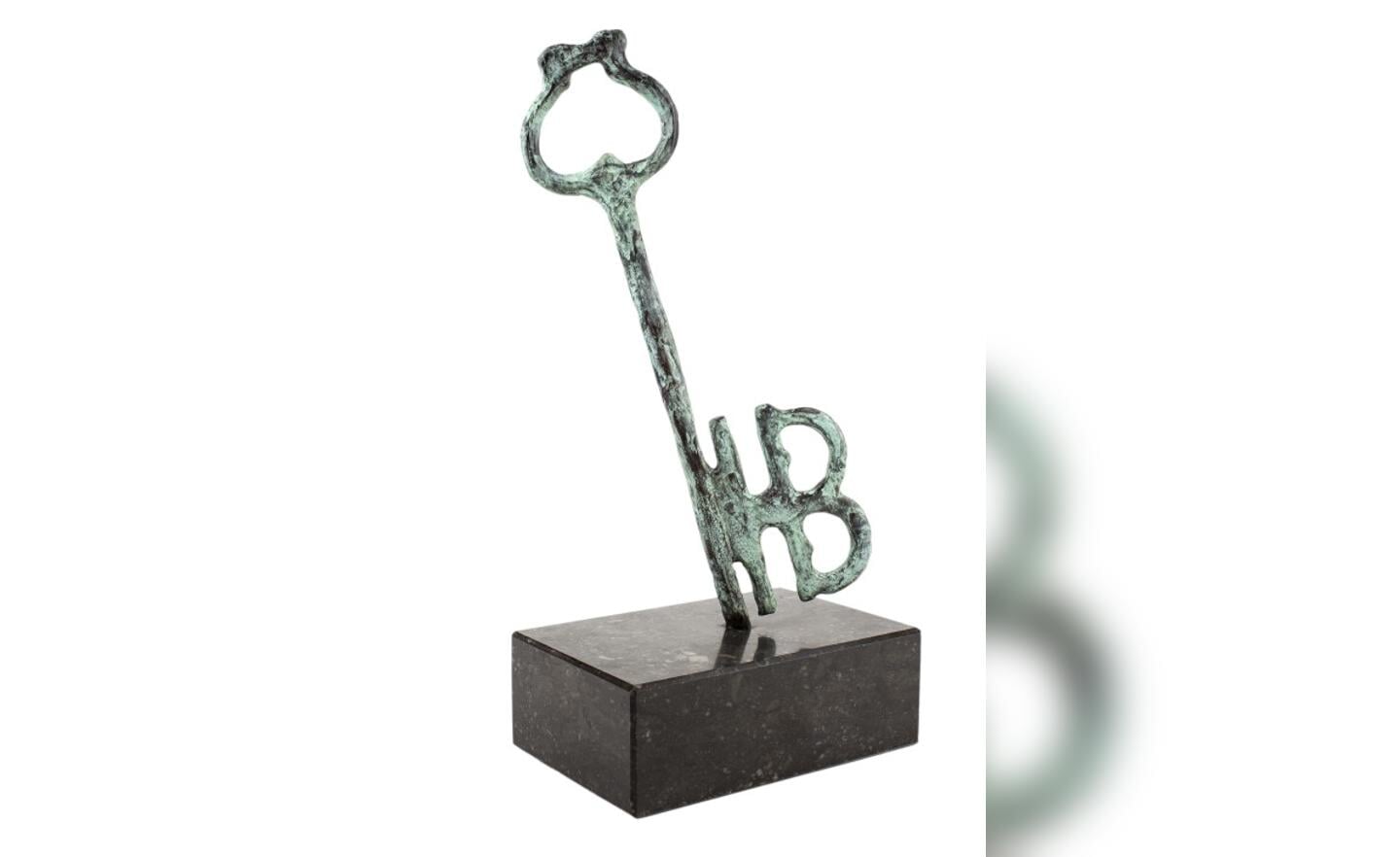 De Heemkundepluim, is een wisselprijs. De bronzen sculptuur heeft de vorm van een sleutel. (Foto: Heemkunde Boxtel). 