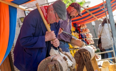 <p>Klompenmakers aan het werk tijdens de Boeremèrt. (Foto: Peter de Koning, 2019). </p>
