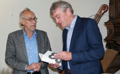 <p>Ter gelegenheid van de tachtigste verjaardag van Victor Vroomkoning (links) werd in 2019 in het protestants kerkje van Boxtel een bundel gepresenteerd waarin vrienden de 120 mooiste gedichten samenbrachten. Waarnemend burgemeester Fons Naterop nam het eerste exemplaar van het boek destijds in ontvangst. </p>