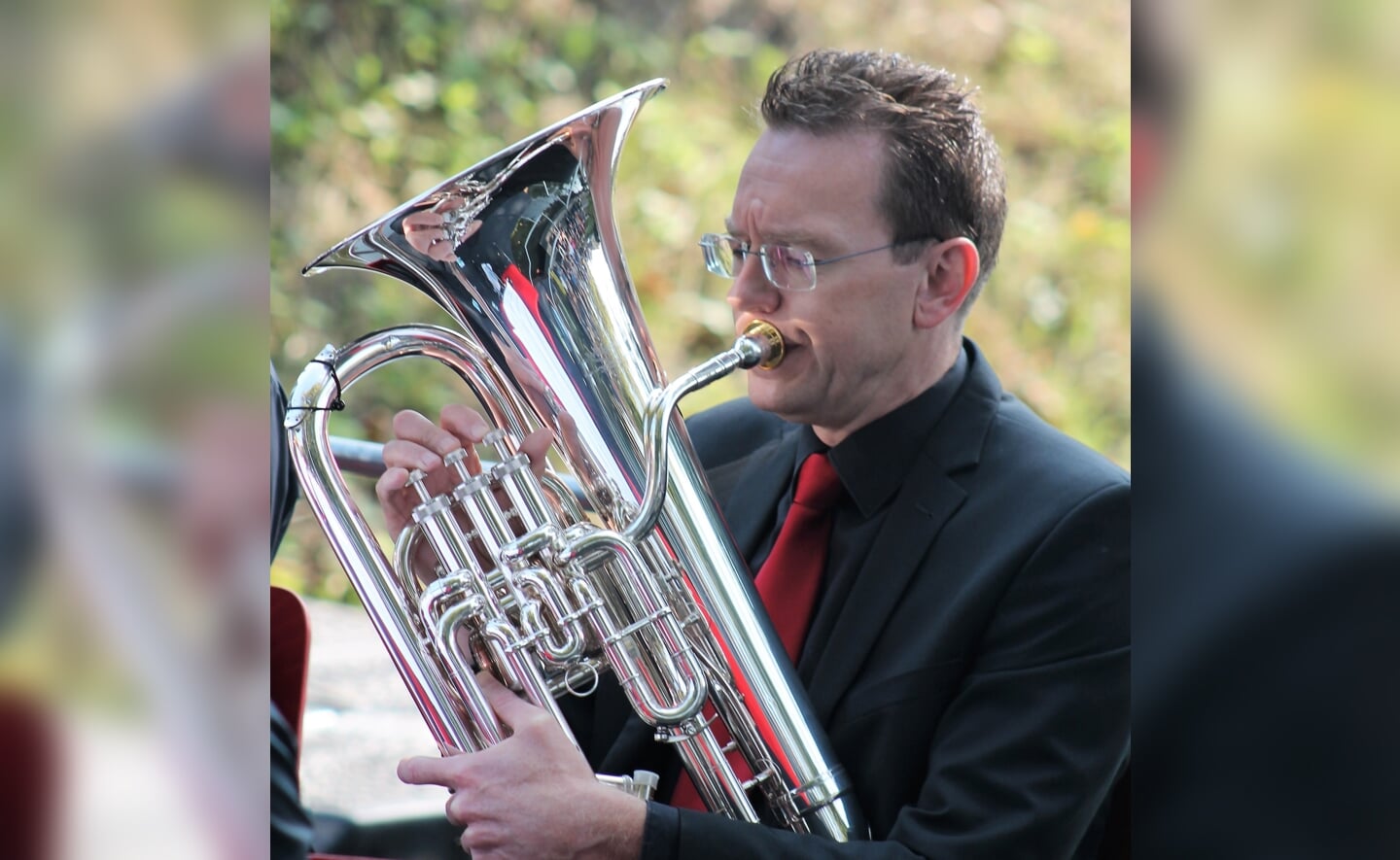 Marco van de Loo treedt op als euphoniumsolist tijdens het voorjaarsconcert van Boxtel's Harmonie. 