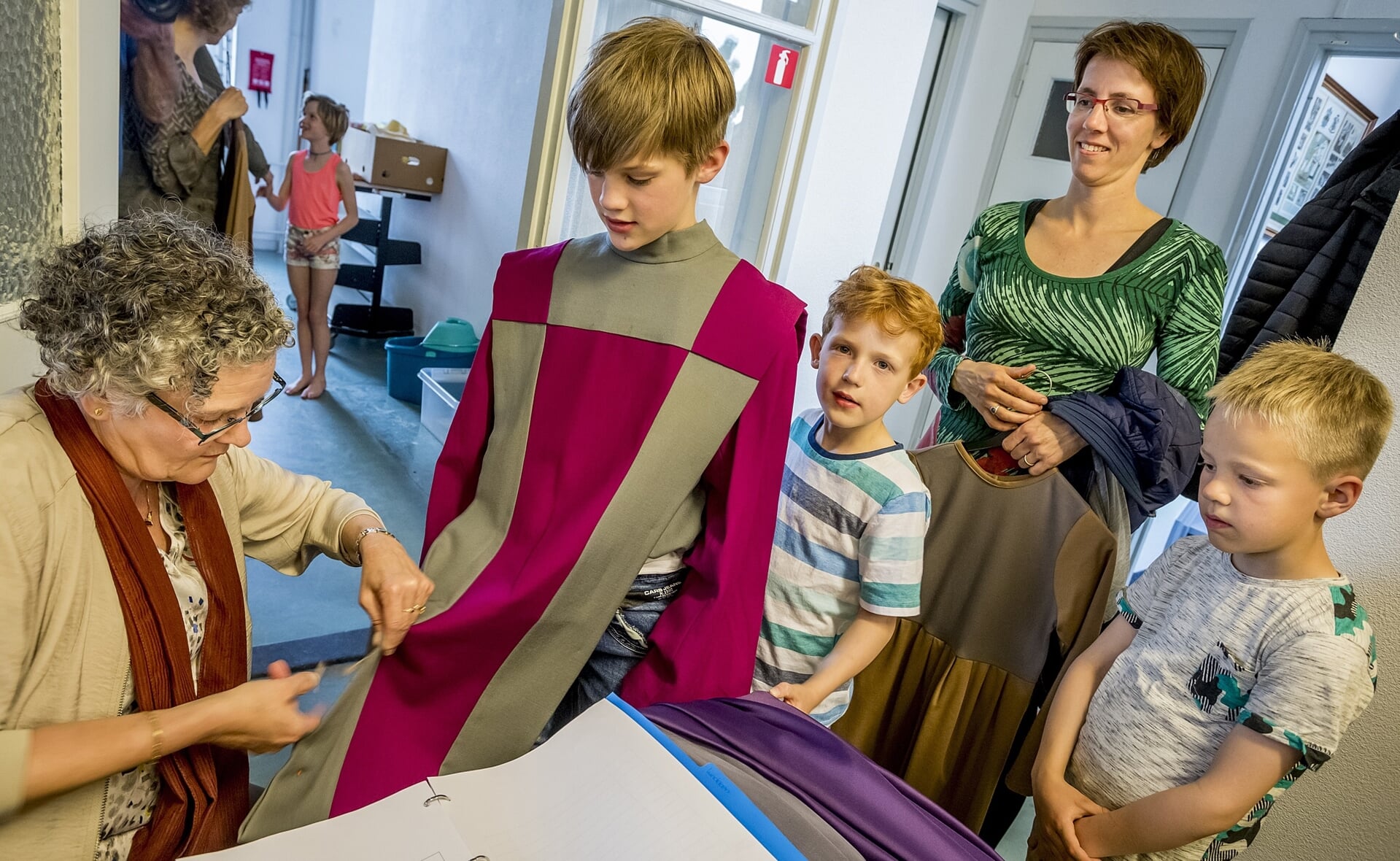 Het naaiatelier van de Heilig Bloedstichting is verhuisd van de bibliotheek aan de Burgakker naar het koetshuis bij de pastorie op Duinendaal. Vanaf komende week kunnen deelnemers er terecht om kleding te passen.