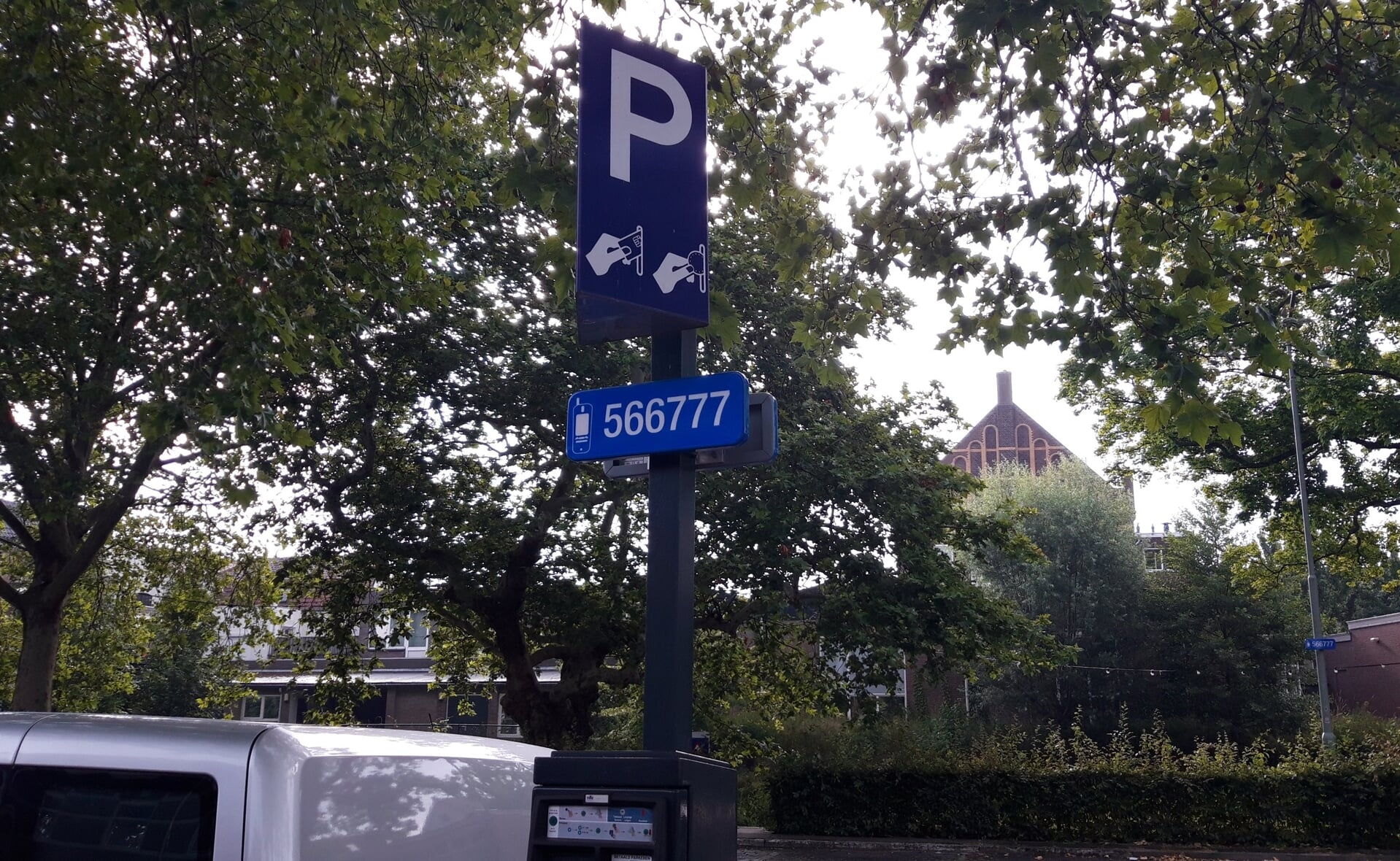 Door het zonenummer van de parkeerautomaat in te tikken via een app op hun smartphone, kunnen automobilisten nu ook in Boxtel betalen zonder contant geld of bankpas. (Foto: Henk van Weert). 
