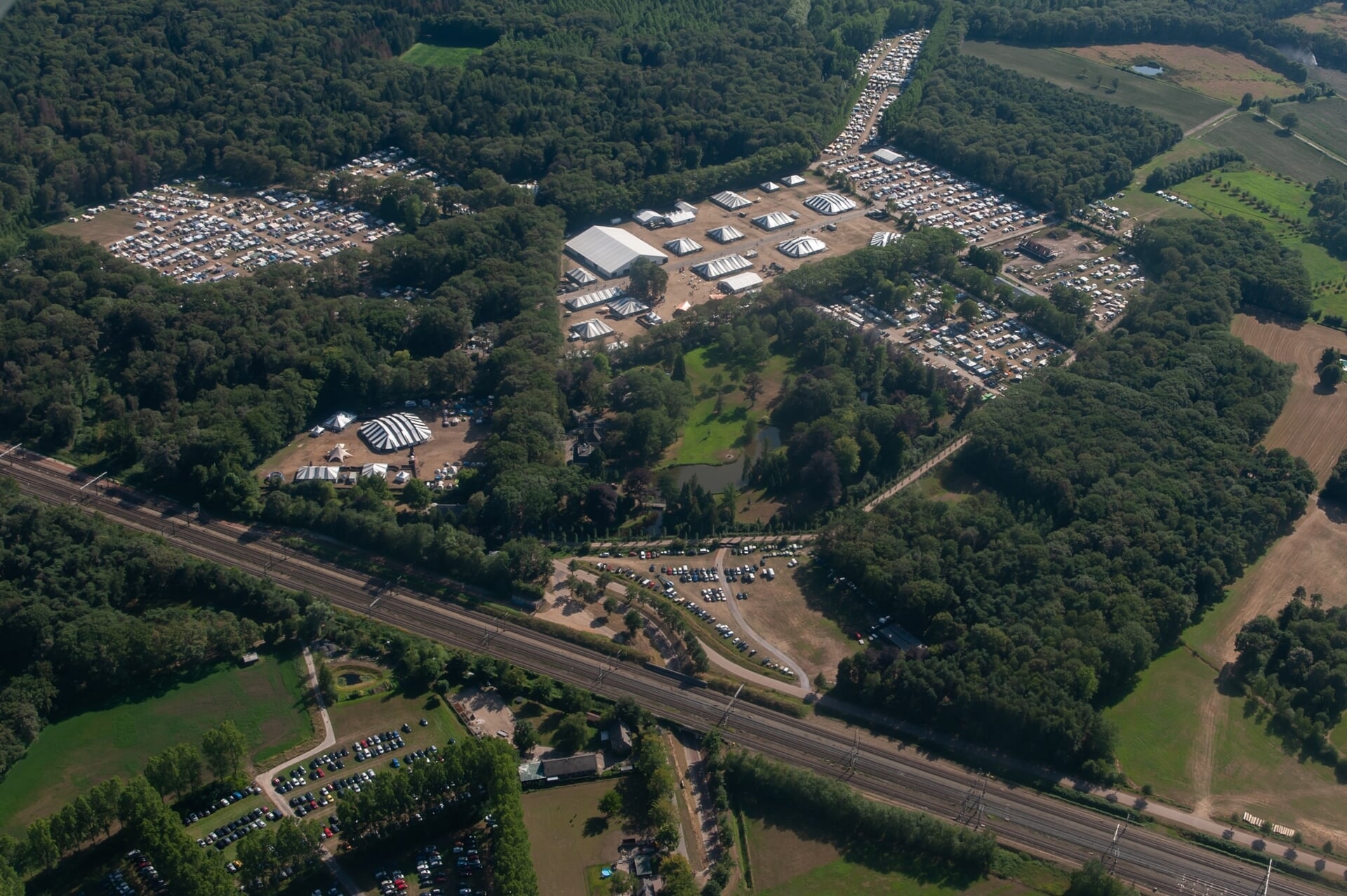 Op het Liempdse landgoed Velder worden vanaf medio oktober gedurende vier maanden 450 asielzoekers gehuisvest op de plek waar in de zomer diverse festivals worden gehouden. 