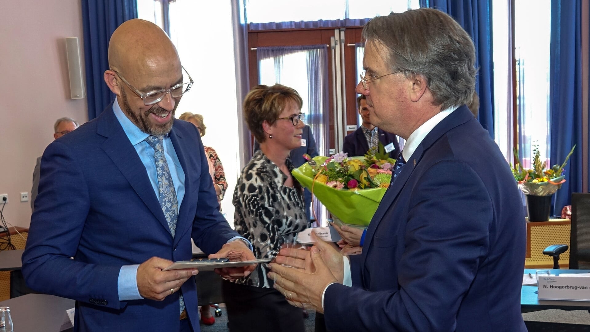 Han Looijen werd op 5 juli 2019 geïnstalleerd als burgemeester van Sint-Michielsgestel. Hier feliciteert toenmalig commisaaris van de koning Wim van den Donk (rechts) hem.