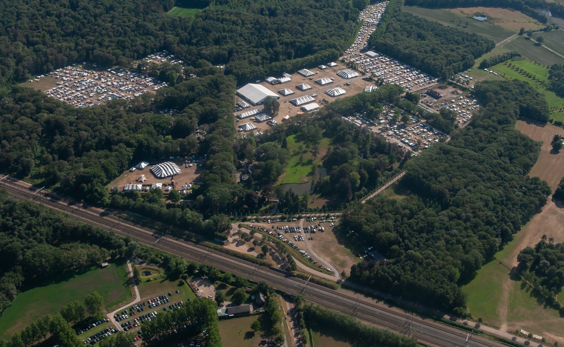 Ter illustratie: een luchtfoto van landgoed Velder uit 2019. Deze is genomen ten tijde van een conferentie van de christelijke organisatie New Wine. 