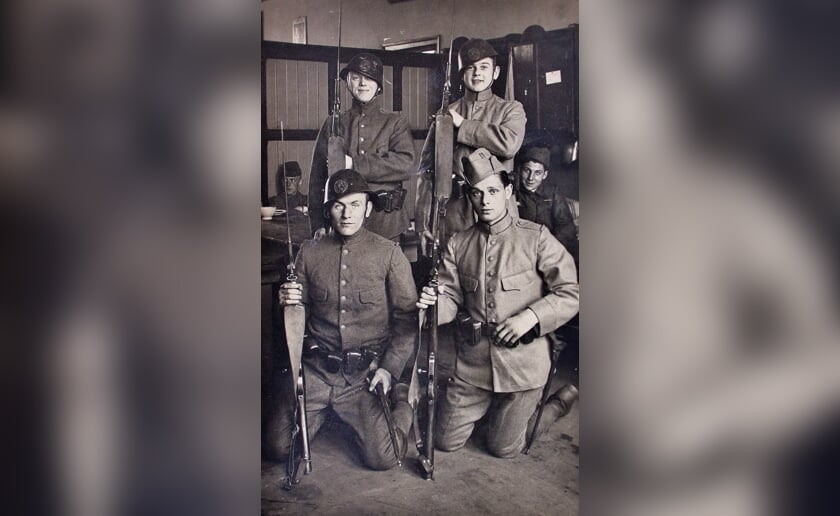 Nederlandse soldaten met Hembrug karabijn No. 4 tijdens de mobilisatie 1939-1940. Foto: Beeldbank Heemkunde Boxtel