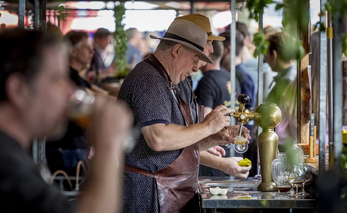 Tijdens proeverij Biereloth laten hoofdzakelijk kleine brouwers hun speciaalbieren proeven in de Rozemarijnstraat.