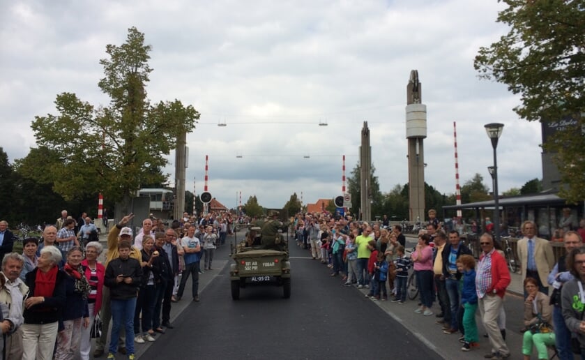 Operatie Market Garden wordt herdacht met twee grote colonnes van honderden originele legervoertuigen.