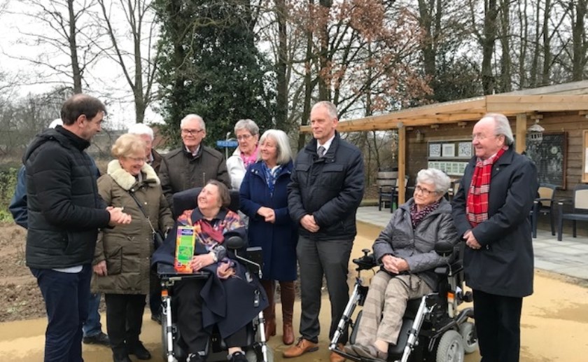 De handdruk werd symbolisch in ontvangst genomen. Foto: Ellen Zaadnoordijk, gemeente Boxtel.