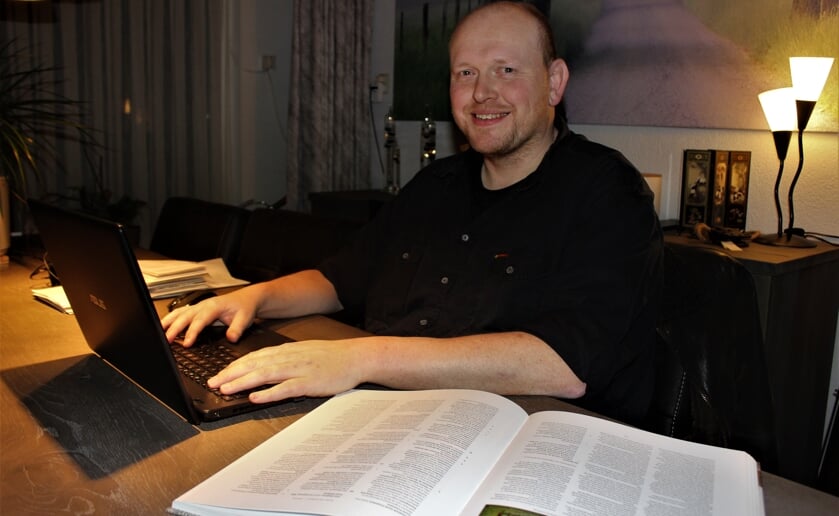 Wilbert Steenbakkers is geïnteresseerd in genealogie en verzorgt binnenkort een cursus voor anderen. Foto: Wendy van Lijssel