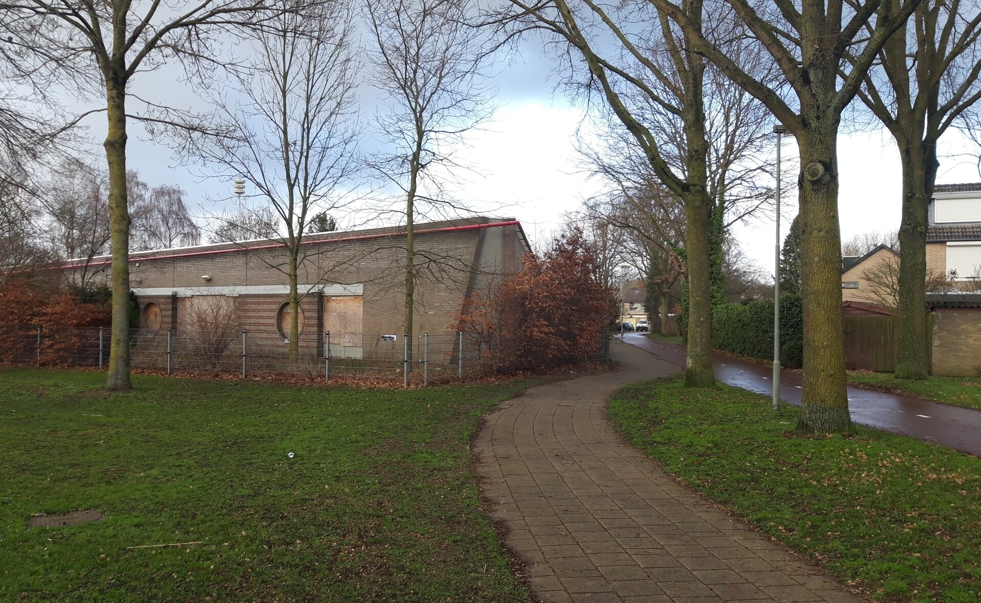 Op de plek van deze voormalige basisschool wil woonstichting Joost een appartementencomplex met sociale huurwoningen realiseren. (Foto: Henk van Weert).