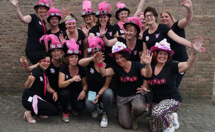 De Roze Sokskes zijn al enige tijd doende voor deelname aan de optocht in Esch. Fotograaf: Edwin Diependaal Prikbord Esch