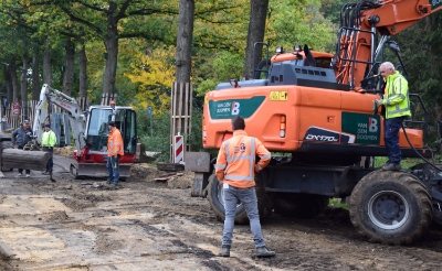 Medewerkers van aannemer Jan van den Boomen uit Liempde zijn voortvarend aan de slag om een deel van de Molenwijkseweg om te toveren tot fietsstraat.