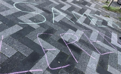 Een trottoir in de wijk Selissenwal is een van de plekken waar met stoepkrijt de leuze 'Samen Leren' werd geschreven.