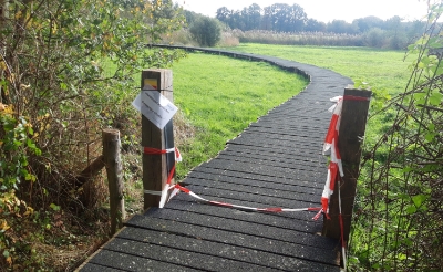 <p>Het in 2012 geopende vlonderpad in Boxtel-Oost is afgesloten met rood/wit lint, maar daar laten wandelaars zich niet door tegenhouden.</p>