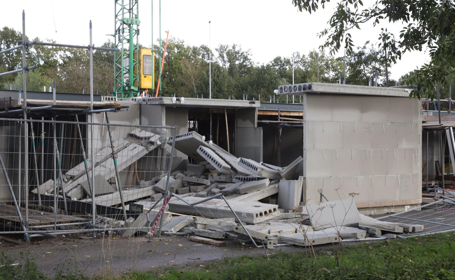 Gistermiddag stortte een deel van een in aanbouw zijnde woning in het plan Petershof aan de Schijndelsweg in. Er vielen geen gewonden.