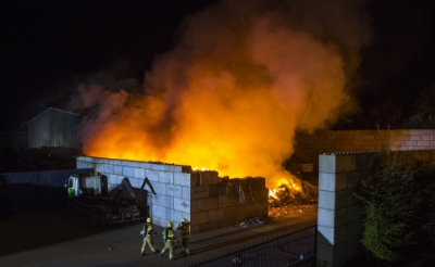 <p>Er woedde gisteren een fikse brand bij het recyclingpark aan de Schouwrooij van Henk Wagenaars. </p>