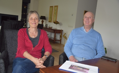 <p>Vrijwilliger Tineke Nuesink van KBO Boxtel en voorzitter Kees de Waal van de coöperatie Ouderen in Regie zetten zich in voor een seniorenbus. Kosten: 60.000 euro voor drie jaar. (Foto: Pål Jansen).</p>