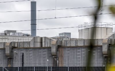 <p>De twintig meter hoge schoorsteen van Vion moet plaats maken voor een exemplaar dat dubbel zo hoog is. (Foto: Peter de Koning, oktober 2020). </p>
