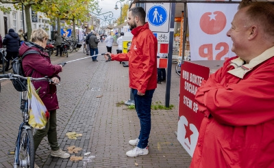 De SP reikte flyers en haar bekende schuursponsje in de vorm van een tomaat uit met een grijper. (Foto: Peter de Koning).