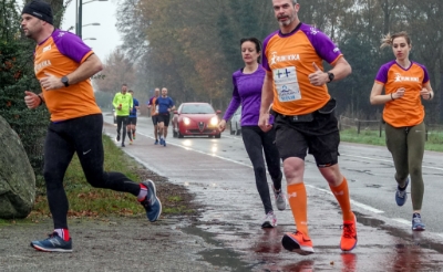 <p>Patrick van den Aker (met oranje sokken), hier ter hoogte van eetcafé De Oude Ketting aan de Bosscheweg, heeft het naar zijn zin in zijn Boxtelse marathon. (Foto: Albert Stolwijk).</p>