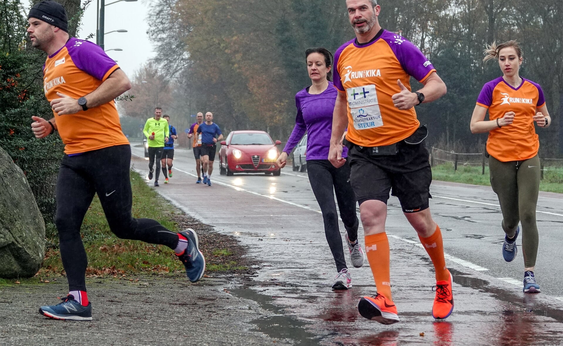 Patrick van den Aker (met oranje sokken), hier ter hoogte van eetcafé De Oude Ketting aan de Bosscheweg, heeft het naar zijn zin in zijn Boxtelse marathon. (Foto: Albert Stolwijk).