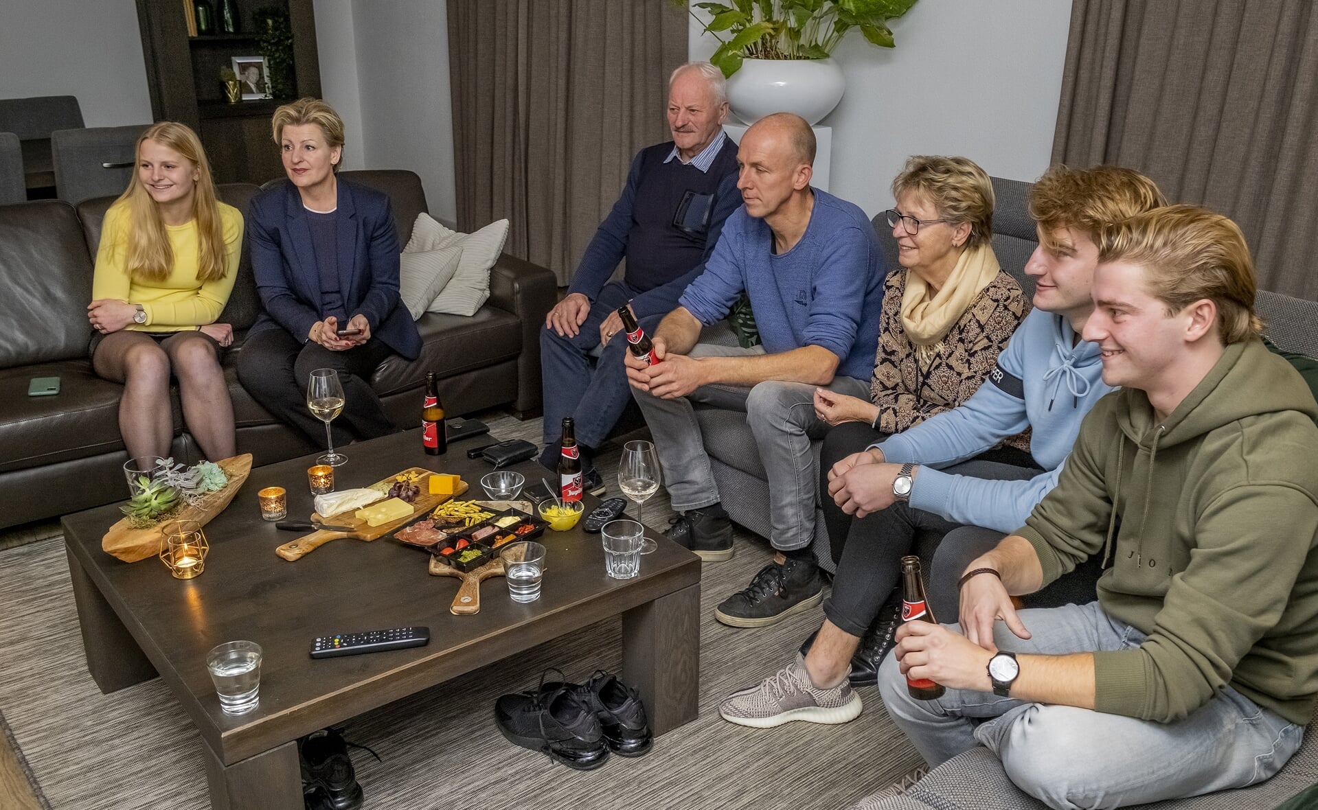 Lijsttrekker Mariëlle van Alphen met haar gezin en ouders tijdens de verkiezingsavond die live te zien was op Omroep Dommelland. (Foto: Peter de Koning).