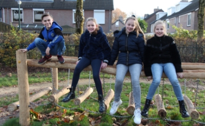 <p>Van links naar rechts: Yannick Mommersteeg, Jade Peters, Lynn van de Loo en Sanne Aarts. Samen vormen zij de helft van de leerlingenraad van basisschool De Beemden. Die heeft het programma van de opening van de speelplaats bedacht. (Foto: Jan Hermens).</p>