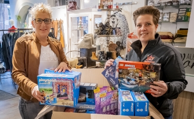 <p>Natasja Willems (links) zet zich voor het tweede jaar op rij in om speelgoed ook bij kids in gezinnen met een smallere beurs te krijgen. (Foto: Peter de Koning).</p>