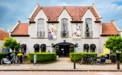 <p>Nog steeds staat op de gevel van Tiga de naam De Ark vermeld, een hint naar de historie van het pand aan de Prins Bernhardstraat.</p>