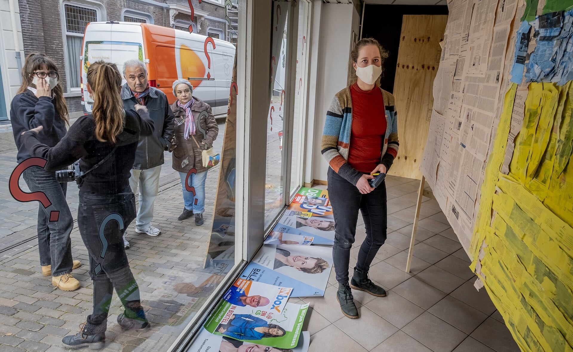 De jonge Boxtelse kunstenaar Renée van Oploo bij de kunstzinnige vertaling van de Boxtelse gemeentebegroting. Op straat spreekt een collega van haar passanten aan om voorstellen te doen voor noodzakelijke bezuinigingen. (Foto: Peter de Koning).