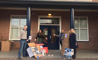 <p>Van links naar rechts: Benno Gerard en Linsey van Gansewinkel van basisschool Sint-Lambertus en Dorie de Rouw en Jill op ’t Hoog van Stichting 1184. (Foto: eigen collectie).</p>