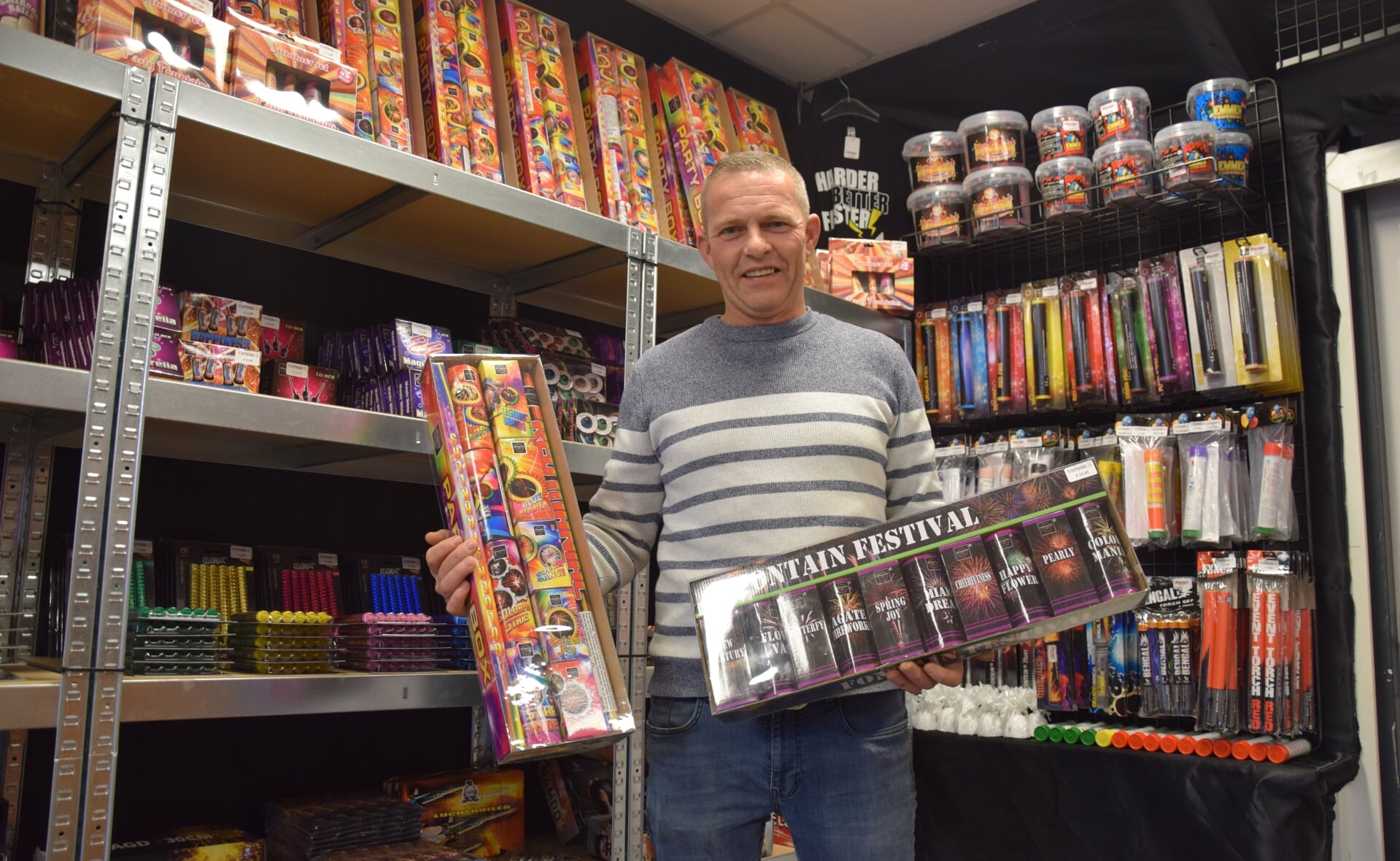 Maurice van Hommel van de vuurwerkgigant verkoopt dit jaar alleen nog kindervuurwerk en feestartikelen en -kleding. (Foto: Rens van den Elsen).