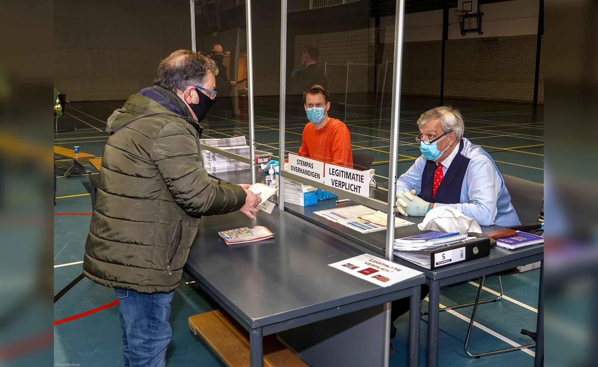 Het stembureau in sporthal De Dommel werd bemand door twee Hagenaars. Namens de landelijke Kiesraad testen zij zo hoe de coronamaatregelen in praktijk uitpakken tijdens  de verkiezingen. (Foto's: Albert Stolwijk). 