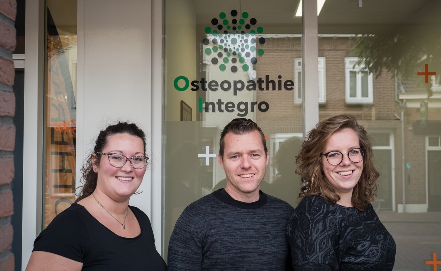 Osteopaten Linda Goverde, Patrick van Weert en Ellen Ceelen (van links naar rechts). Van Weert en Ceelen zijn werkzaam in Esch, Goverde houdt praktijk in Hilvarenbeek. (Foto: eigen collectie).