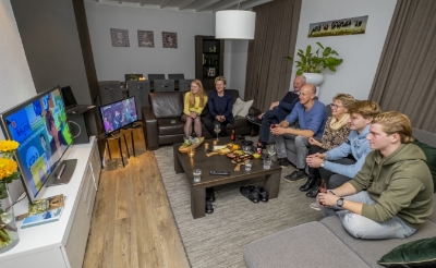 <p>Mariëlle van Alphen (Balans) volgde de uitslagen van de verkiezingen thuis met haar gezin. Via een tweede scherm bleven zij ook op de hoogte van de voetbalwedstrijd Oranje-Polen.</p>