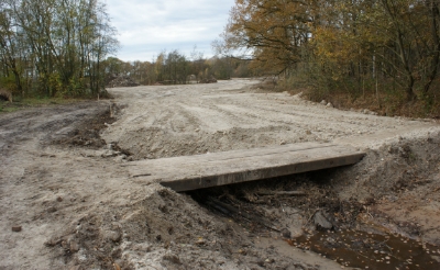 <p>Een betonnen brug over de Heiloop is gesloopt en maakt in de toekomst plaats voor een nieuw exemplaar. Wandelaars kunnen nu gebruik maken van een tijdelijke voorziening. (Foto's: Marc Cleutjens).</p>